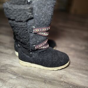 Muk Luks Women's Tally Boots. Size 6Charcoal/black
